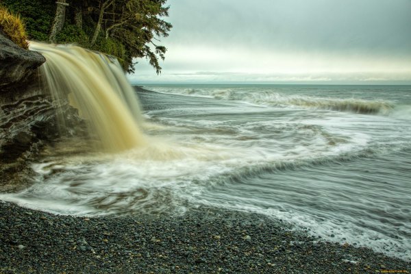 Водопад в море
