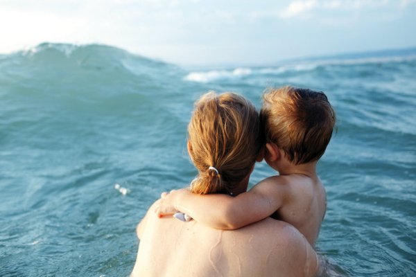 Женщина с сыном на море