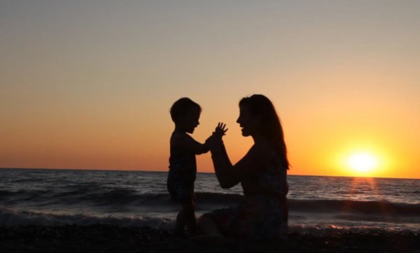 Мама с сыном на берегу моря