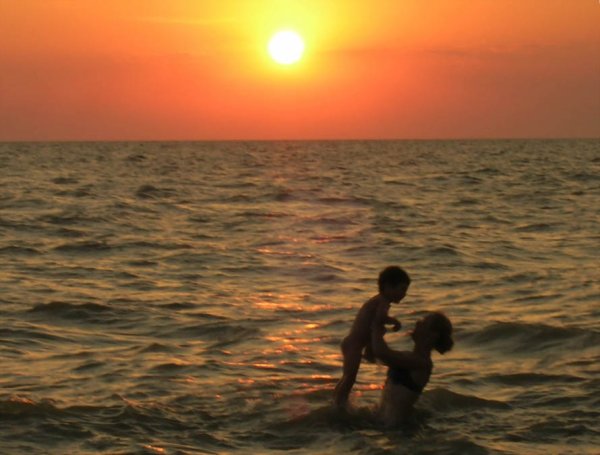 С сыном на море