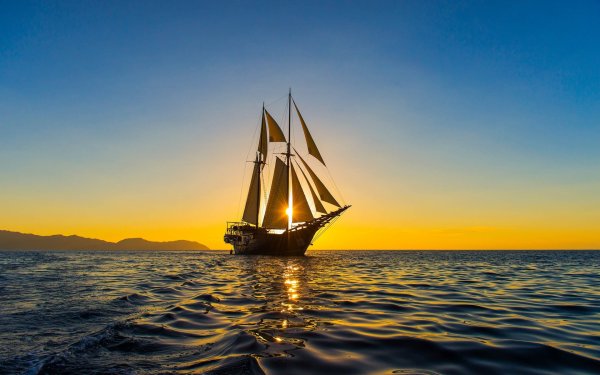 Парусник в море