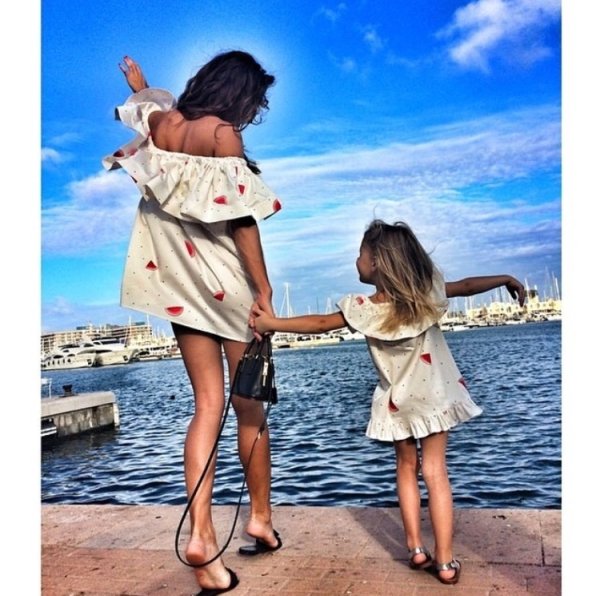 Мама с дочкой со спины