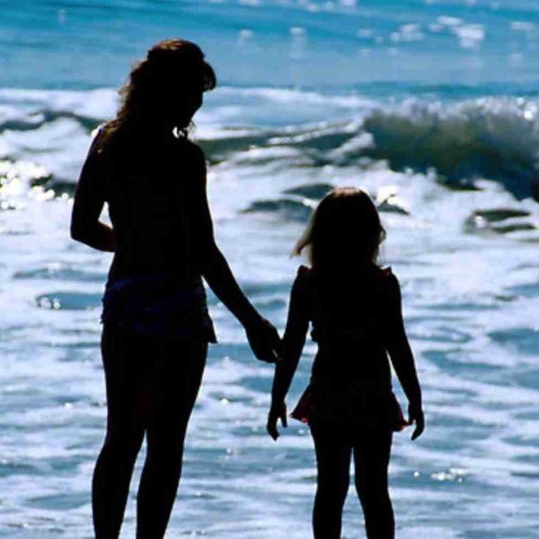 Женщина с ребенком на берегу моря