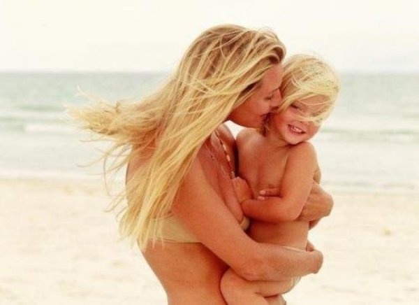 Мама с дочкой на закате