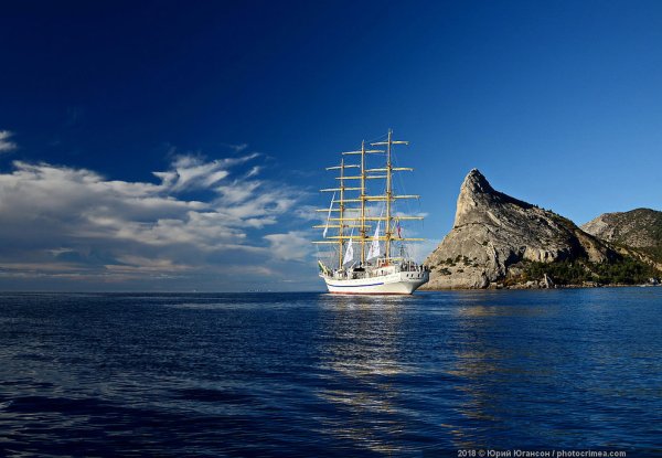 Парусник в море