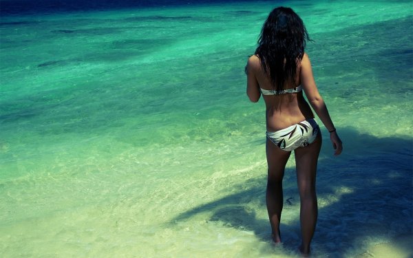 Девушка на море со спины