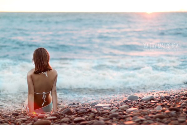 Девушка на рассвете у моря