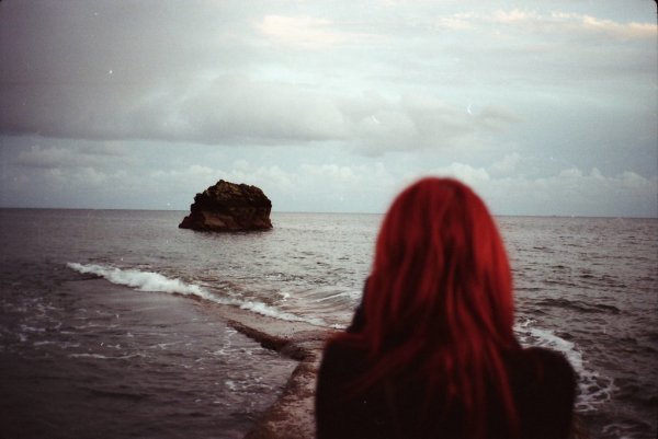 Рыжая девушка на закате