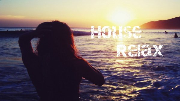 Рыжая девушка на море со спины