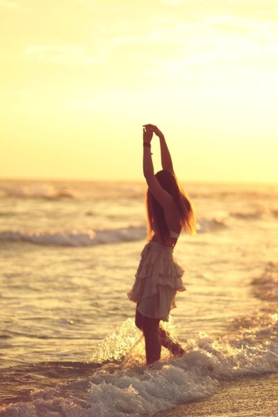 Девушка на закате спиной