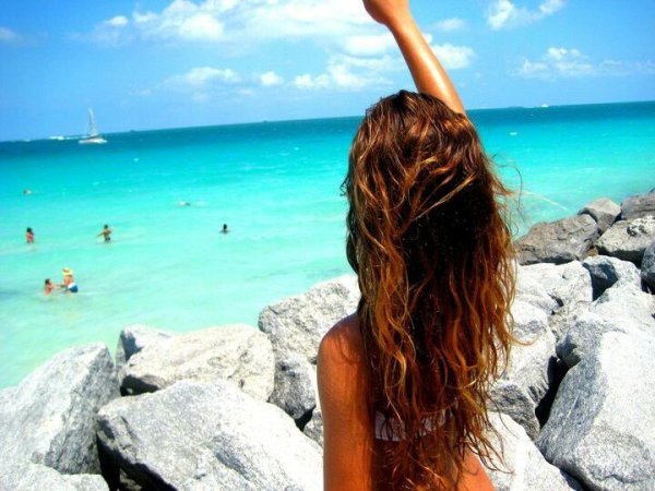 Девушки на море в купальниках со спины