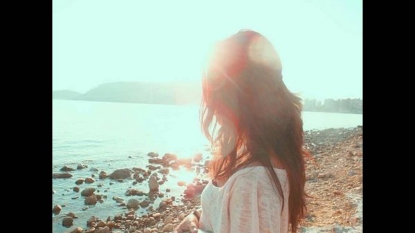 Девочка на море рисунок