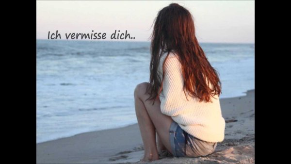 Рыжая на море со спины