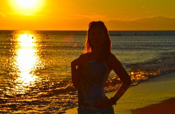 Рыжая на море со спины