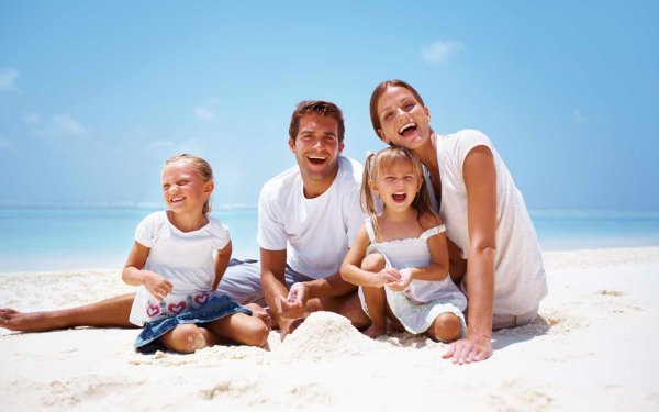 Счастливая семья на море