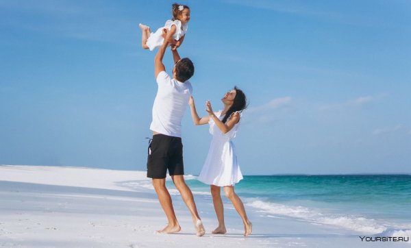 Счастливая семья на море