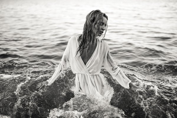 Фотосессия на море черно белая