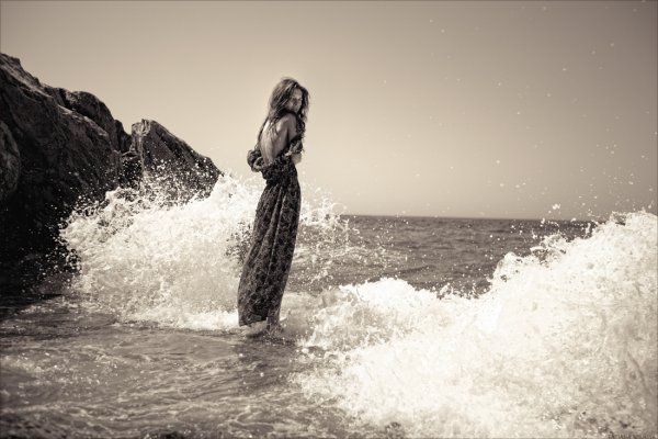 Девушка на море чб