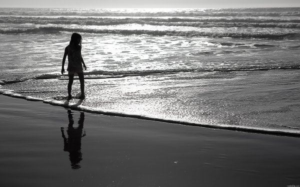 Девушка у моря черно белое