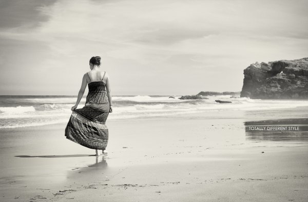 Девушка у моря черно белое