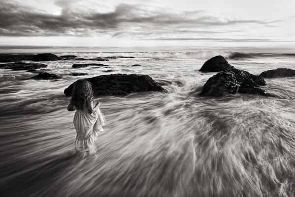 Девушка на море чб