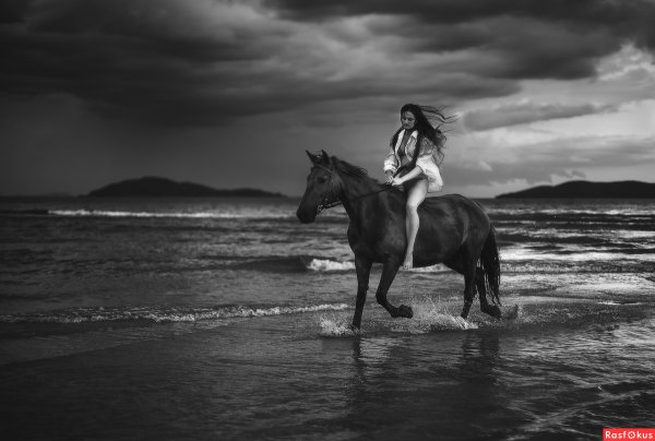 Девушка конь море