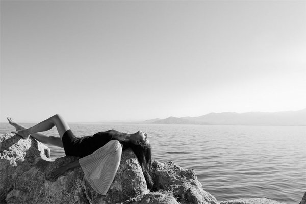 Девушка у моря черно белое