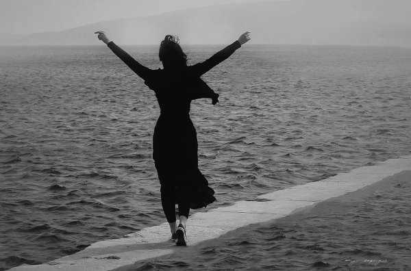 Фотосессия на море в черном платье