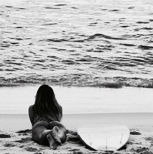 Девушка на пляже чб