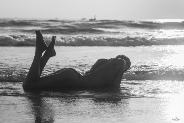 Девушка у моря черно белое