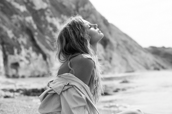 Девушка на берегу моря черно белое