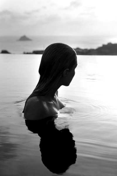 Девушка на море чб