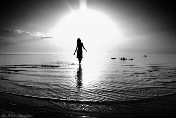 Девушка уходит в даль