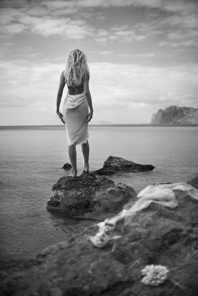 Блондинка уходит в даль