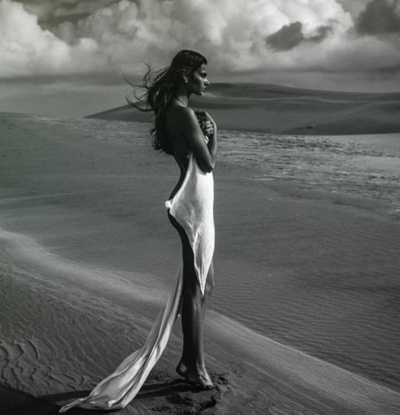 Девушка в черном платье в пустыне