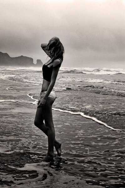 Девушка в черном на берегу