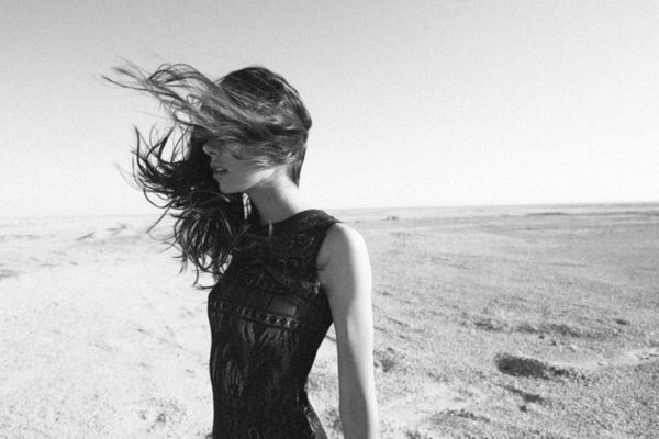 Девушка на берегу