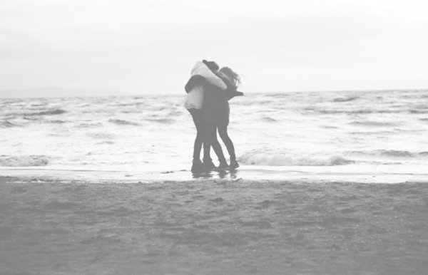 Пара на море чб