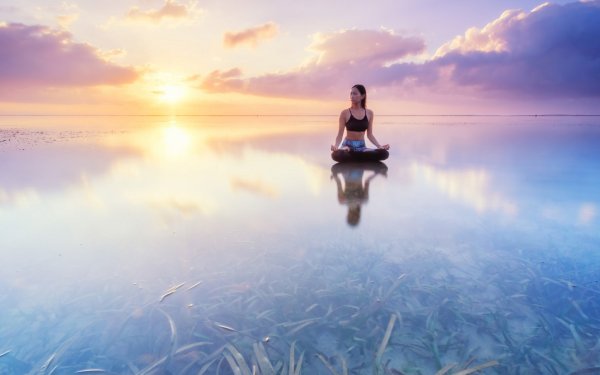 Йога на фоне моря