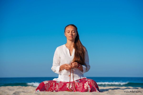Девушка медитирует
