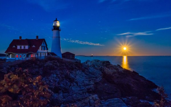 Красивый Маяк ночью