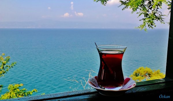 Чашка чая на берегу моря