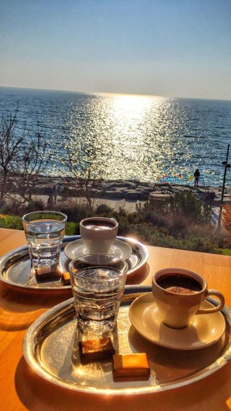 Чашка кофе на море