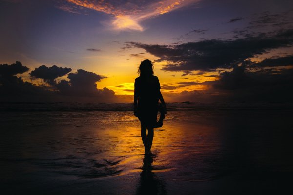 Девушка на берегу моря