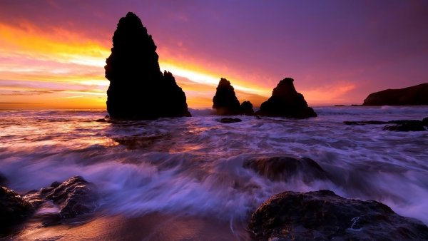 Красный закат на море