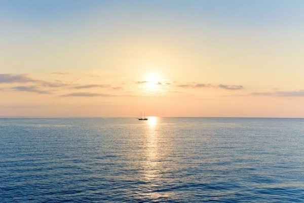 Восход солнца на море фото