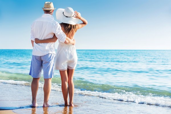 Влюбленная пара на море