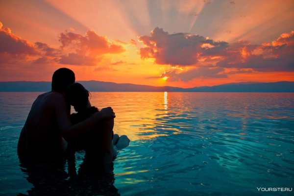 Парень с девушкой на берегу моря