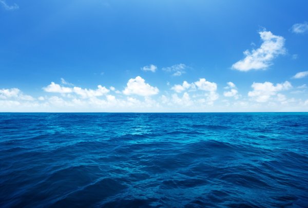 Голубое море