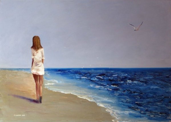 Девушка сидит на берегу моря